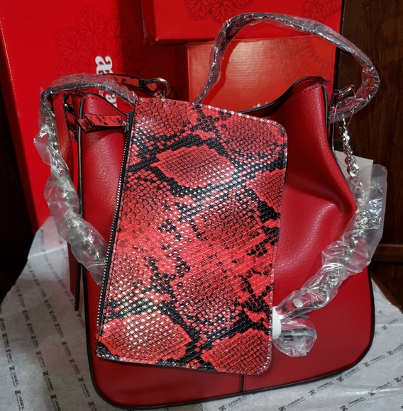 SOLD! Andrea Red Handbag New - Picture 3 of 6